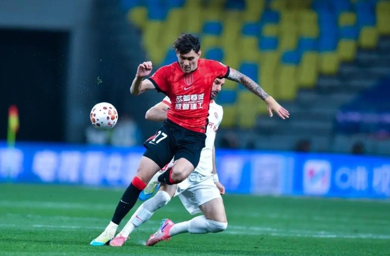 费利佩的正牌替补是王子铭，而非拜合拉木。严格来说，拜合拉木不是中锋的踢法，也