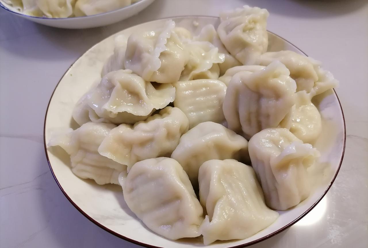 今晚吃饺子，南瓜猪肉馅的。得有好几年没包南瓜猪肉馅的饺子了，昨天在老家拿回来的