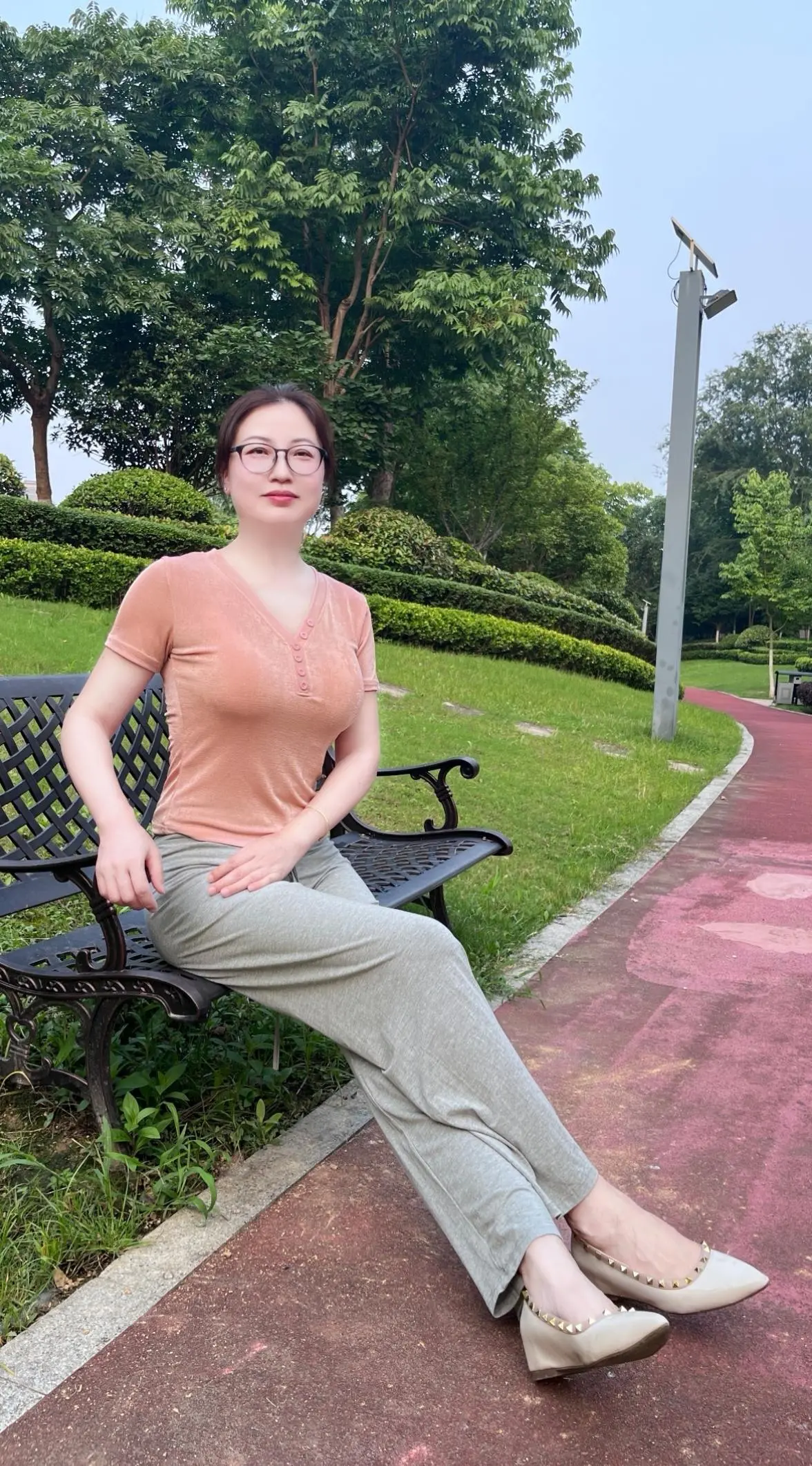 八零后只是老了，不是死了，最近流行八零后集体叛逆，这场中年狂欢之所以能...