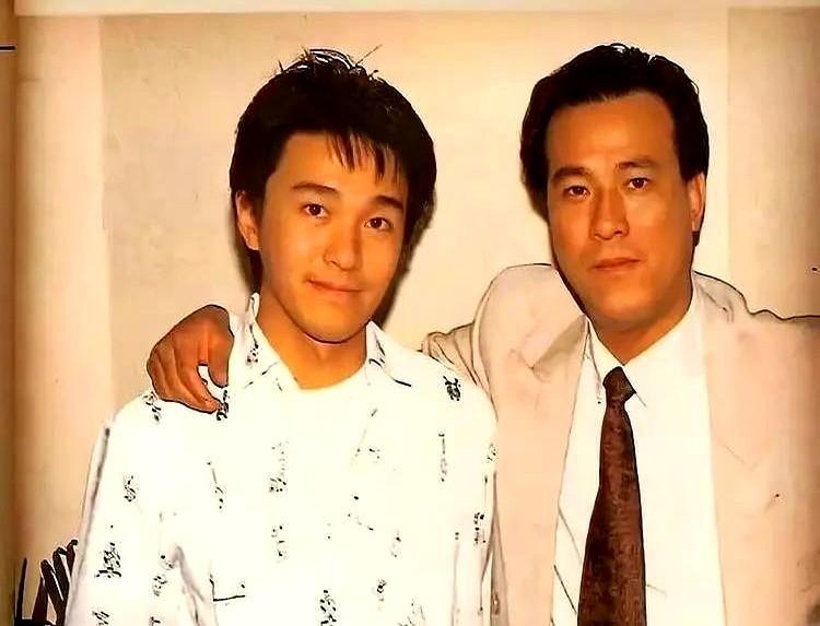 都说李修贤是周星驰的伯乐，这事儿……可能只说对了一半。真正给星仔摁进骨子里的