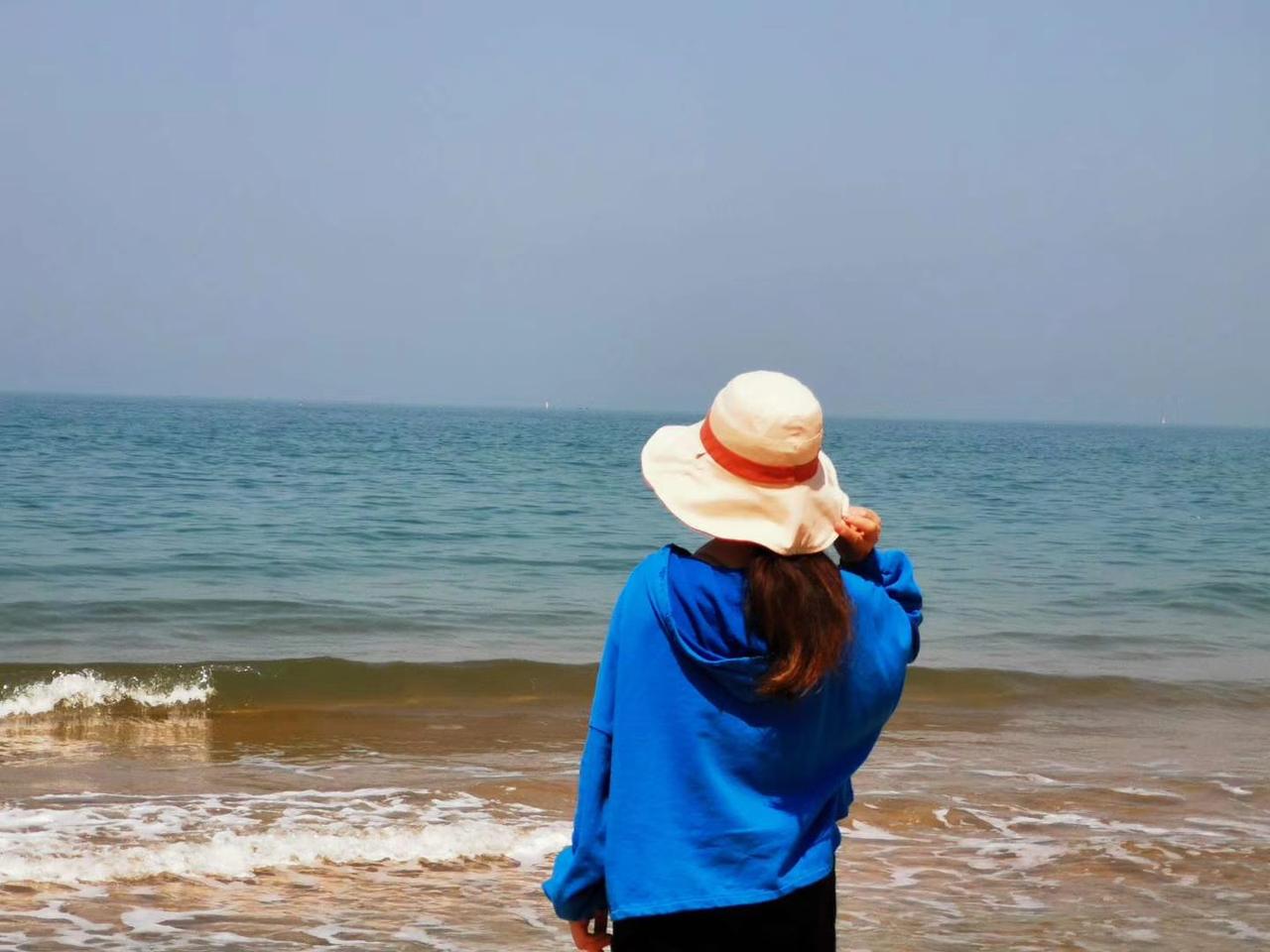 蓝蓝的大海，轻柔的海风，淡淡的云彩，特别喜欢秋天的银滩。