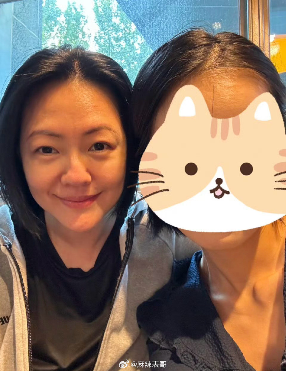 有网友偶遇了小S，热搜说小S神态越来越像大S，但网友好像不太买账​​​