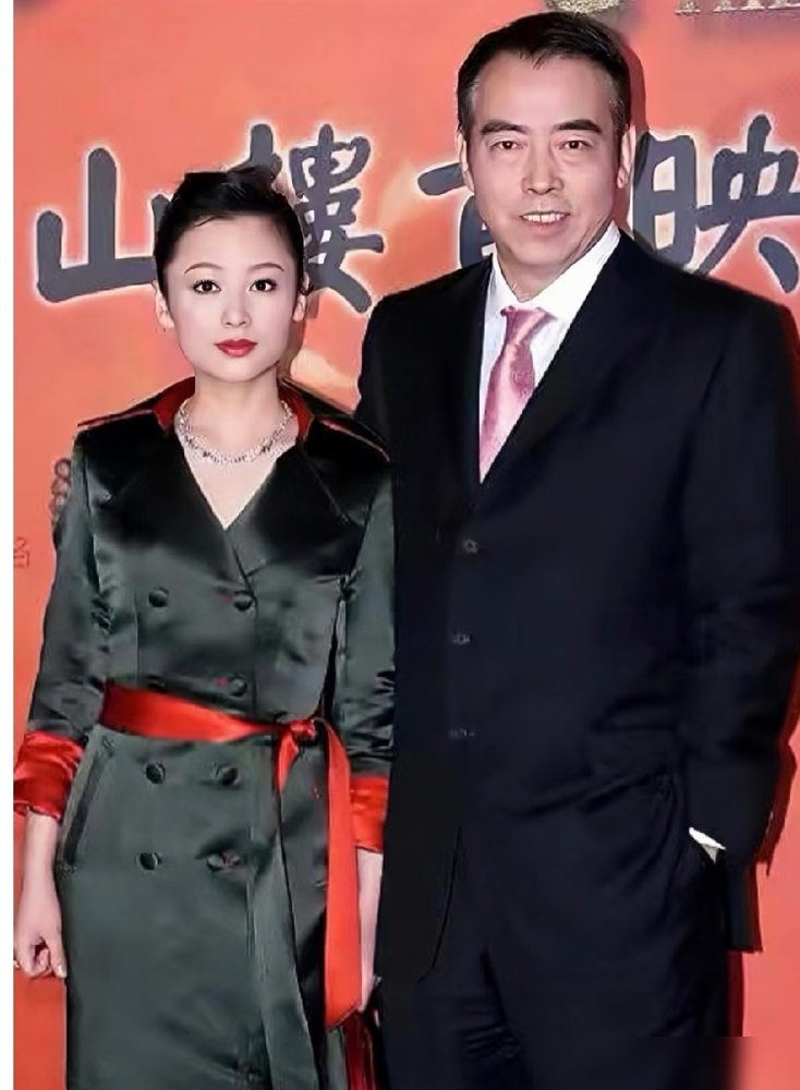 陈凯歌家里这组旧照一出来，谁还争什么第一美人三十岁的陈红，素着脸，坐在老公沙发上。四肢细得像柳条，皮