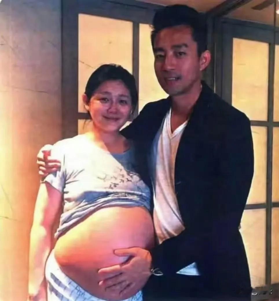 当年，汪小菲抚摸大S孕肚，一脸幸福笑。当年，他在北京拼事业，为了和老婆孩子团聚，