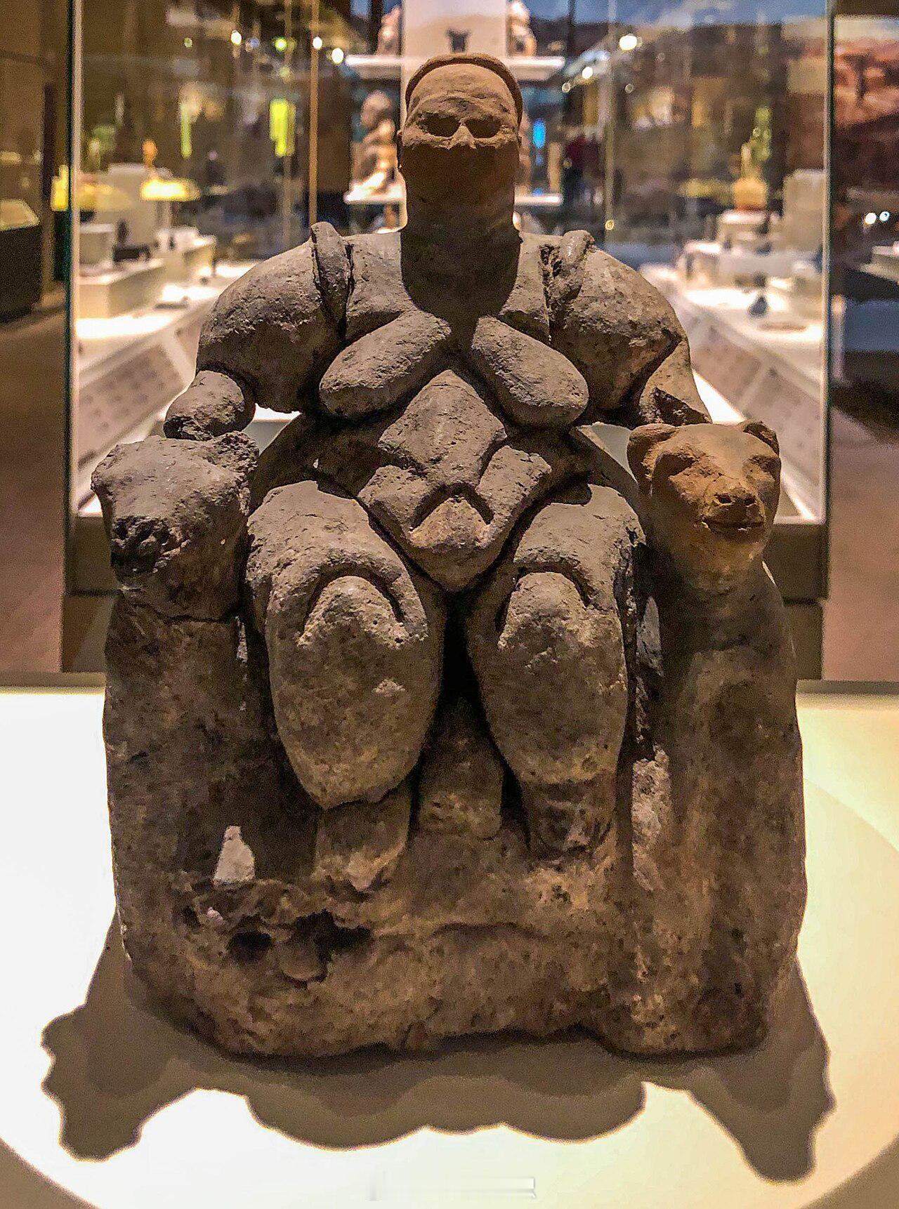 土耳其恰塔霍裕克（公元前6000年）的坐着的女人。
