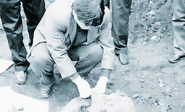 1963年，张家口市矿山机械厂发工资当天，一名女出纳携16000元失踪，警方派出