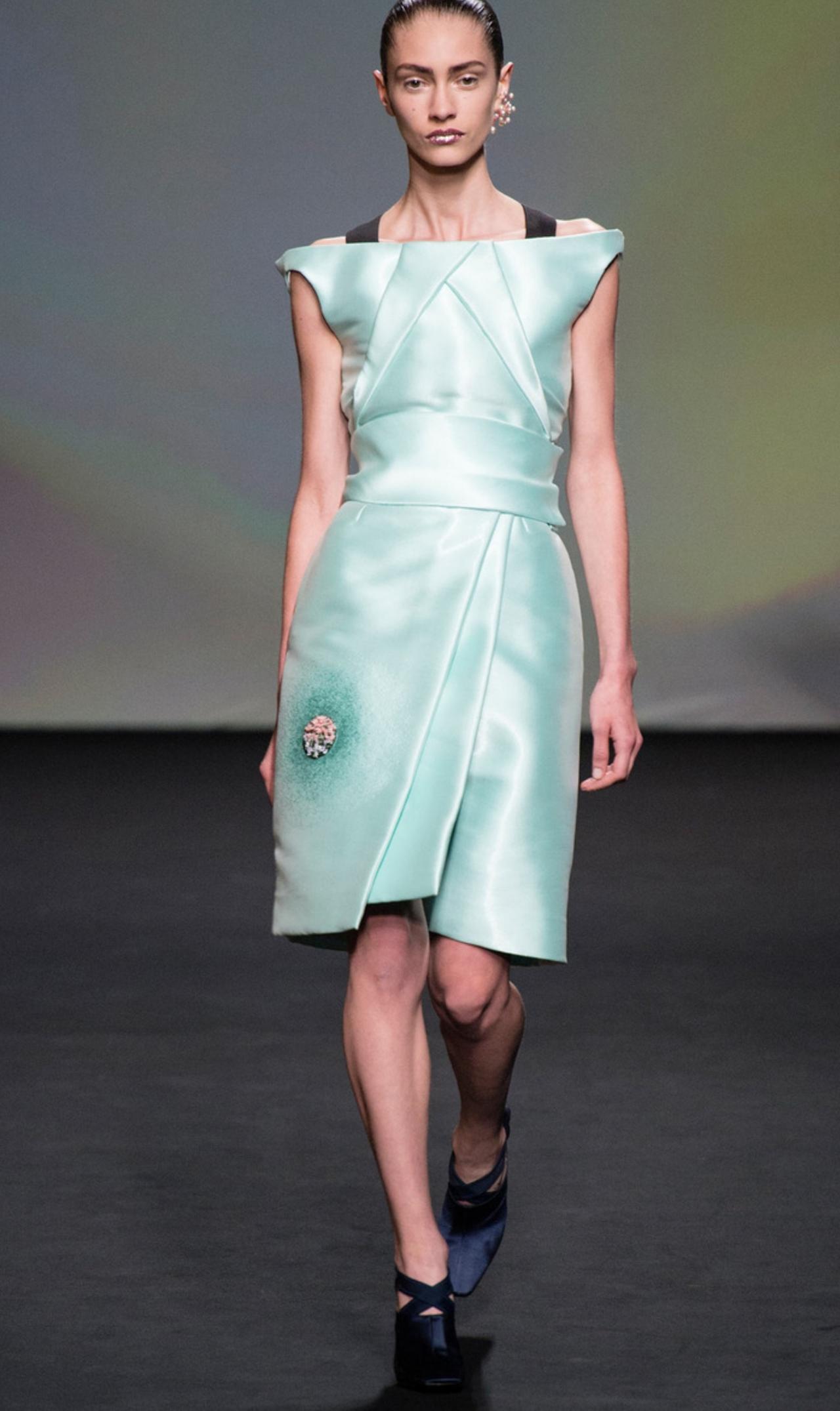 ChristianDior2013秋冬高定系列，在面料选用上兼顾了厚重秋冬感