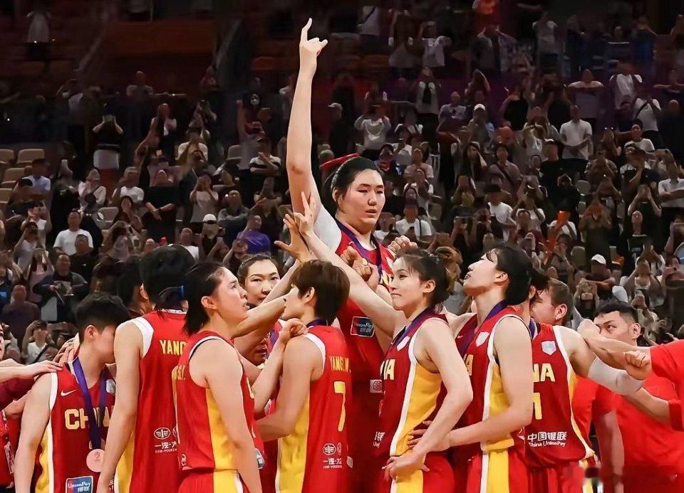 女篮世界杯明天柏林开打，中国首场就碰美国。不是因为美媒那句冠军百分百归两队，也不