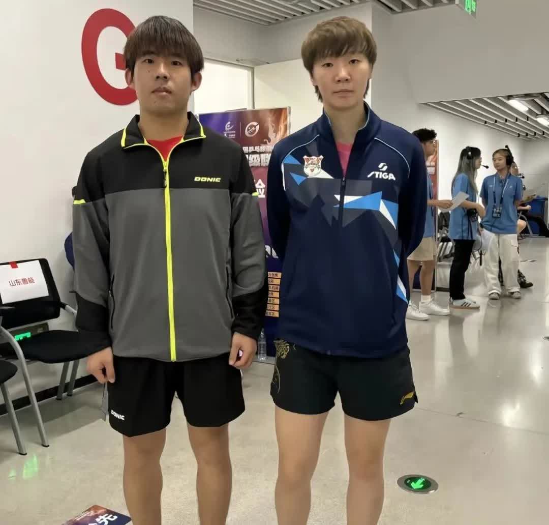 王曼昱厦门乒超合影再添一张！这次是内核粉色小兵的曼昱与陈静俱乐部的成员王阳合影！