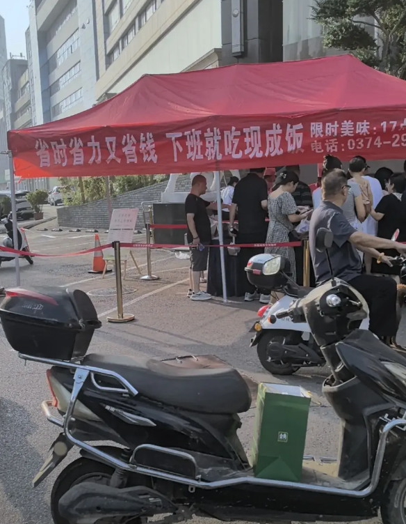 河南许昌一大酒店摆摊外卖价格亲民味道好！红烧肘子25块钱一斤，一条蒜香鲤鱼29