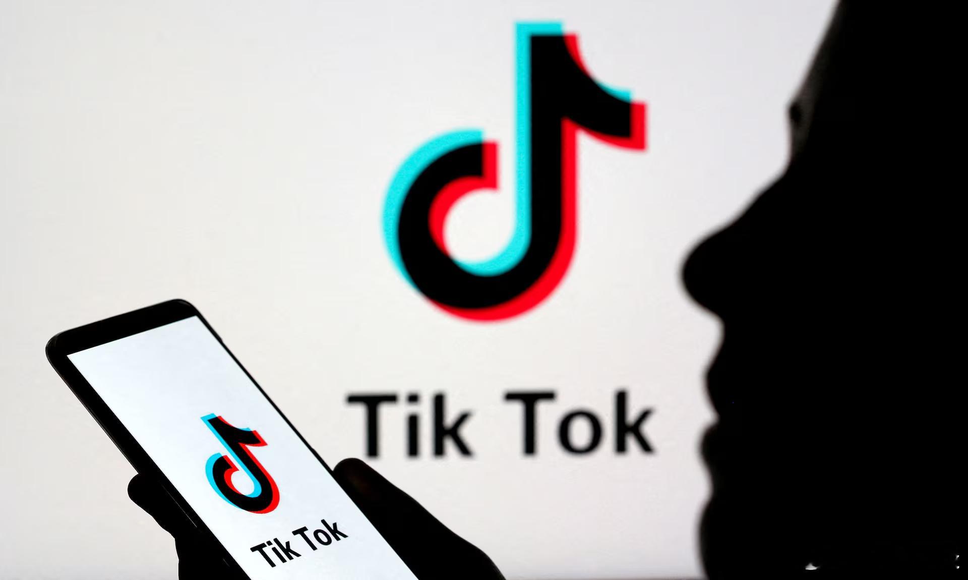 【特朗普称美国正与四个不同的团体讨论出售TikTok】（路透社）——美国总统唐纳