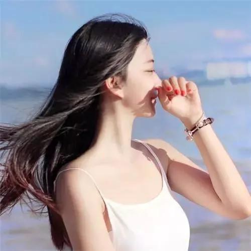 微风轻拂，阳光正好，沙滩上的你美得像一幅画。海边微笑美影海边风照片海风美人照