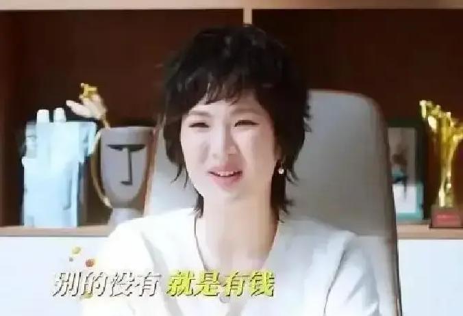 姚安娜在《猎冰》片场，随手把爱马仕Kelly包当成了道具盒。别再以为有钱人