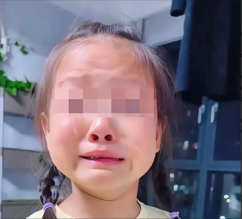 反转了！原来“饿肚子报警”的女孩，妈妈一人带大她，当天做了饭，她只是想吃外卖，才