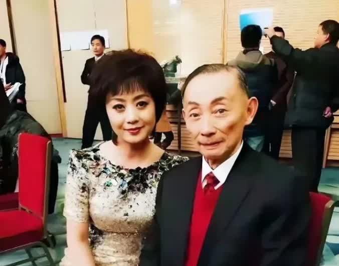 梅葆玖先生与弟子李胜素到一张珍贵留影。