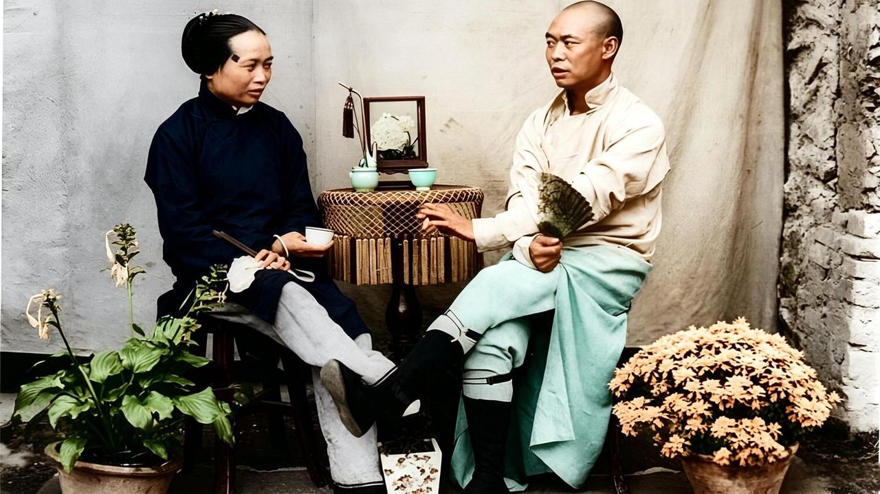 这是百年前汉中地区夫妻俩在家中喝茶间隙切磋武艺。汉中辖内村村多有习武者，并形成家
