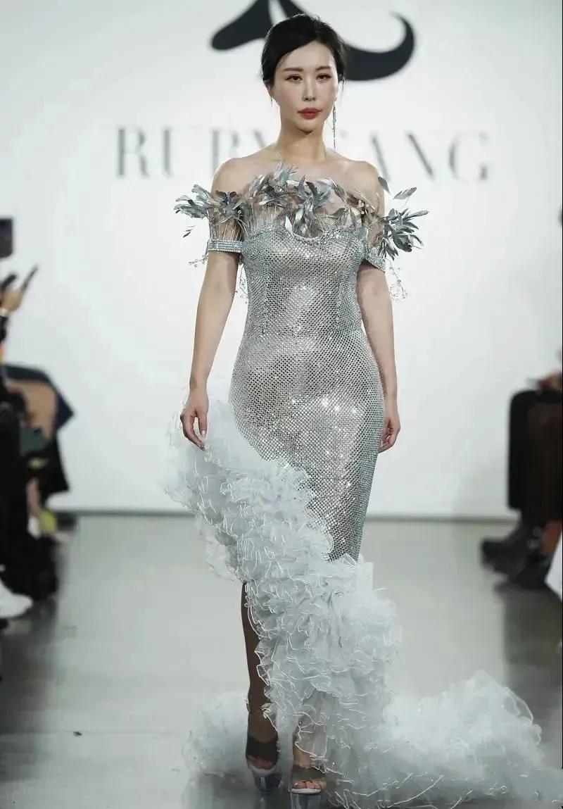 怎么感觉又是一个整容女…身材不错，好像是《甄嬛传》的一个福晋。但是忘记是哪个的