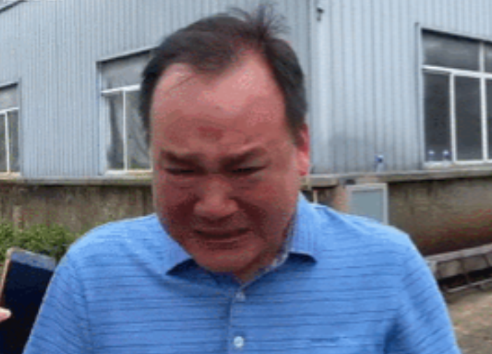 【小笑话蕴含大道理】 在一个亿万富翁的葬礼上，有个年轻人哭得死去活来。有人