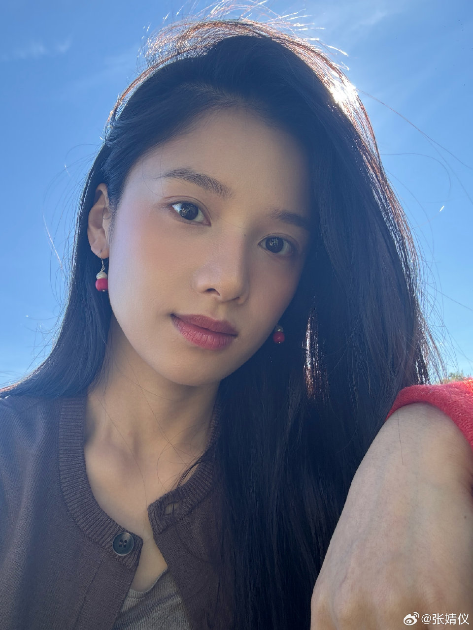 艳阳下的张婧仪艳阳下单张婧仪，好明媚好像文艺呀，又有新头像可以换啦​​​