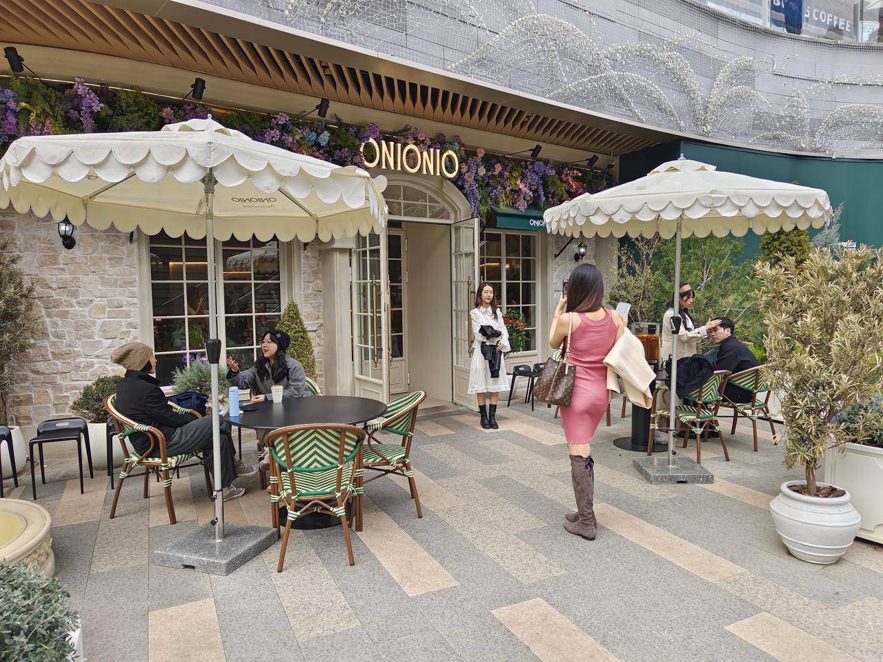 同一个镜头下，一边是从头到脚，冬装严严实实，一边是肩腿裸露。是春天的脚步太慢，还