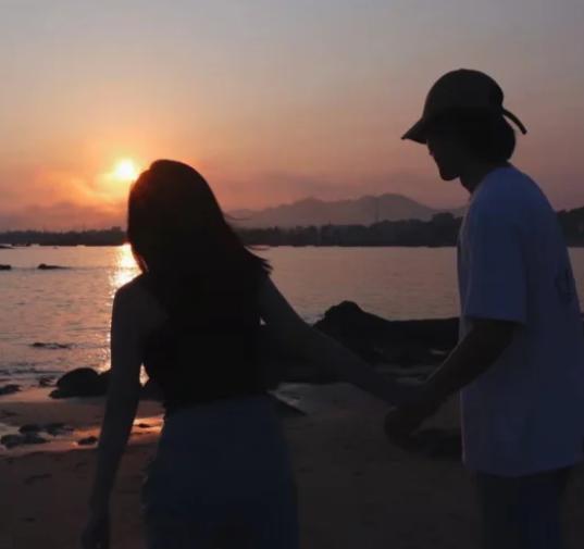 你以为婚姻拼的是感情，其实最后拼的是钱。有存款的女人和没存款的女人，在婚姻里过的