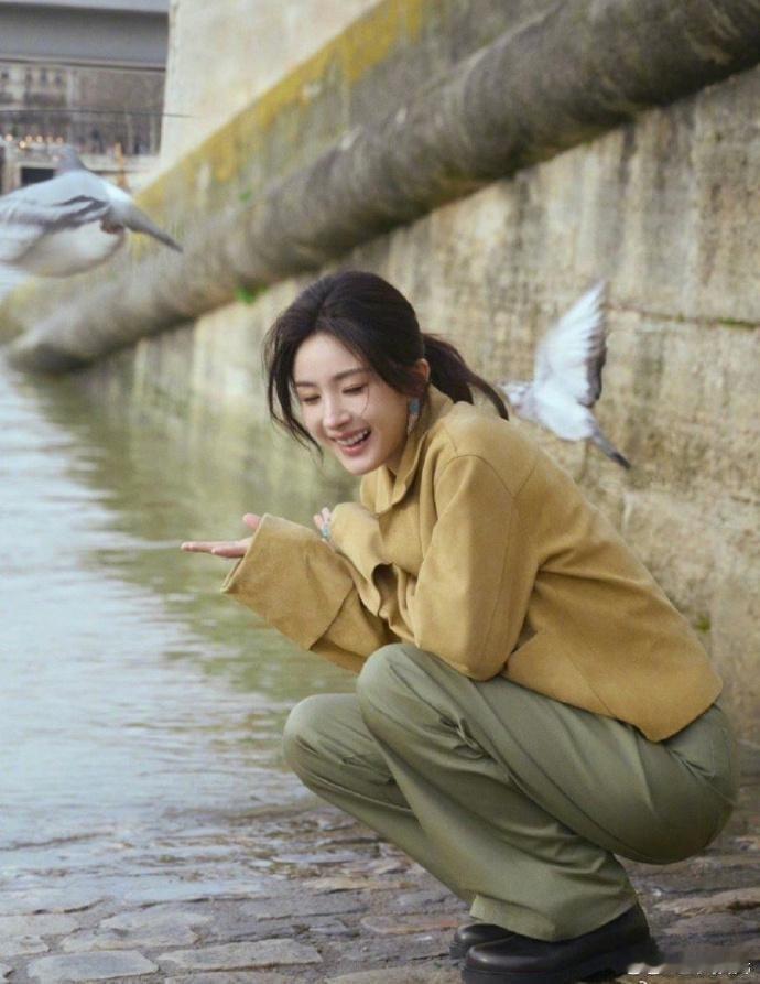 杨幂这张美照原来是被鸽子吓到拍出来的？？​​​