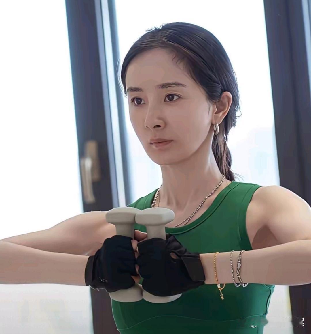 杨幂本次大方纯素颜出镜，没有丝毫妆容加持，直面镜头尽显原生状态。