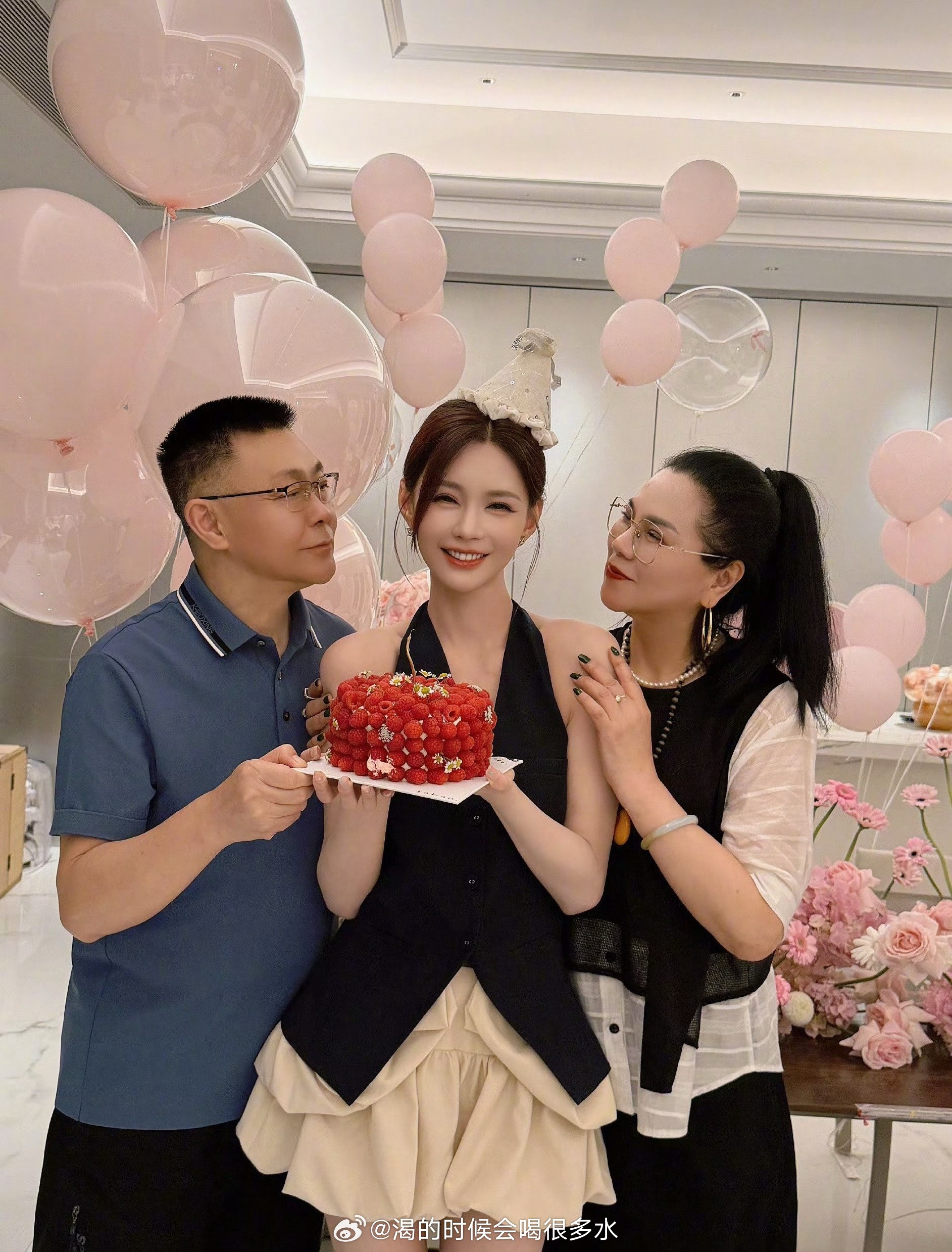 沈梦辰生日晒一家三口合照，爸爸像是在欣赏自己的这辈子最成功的艺术品