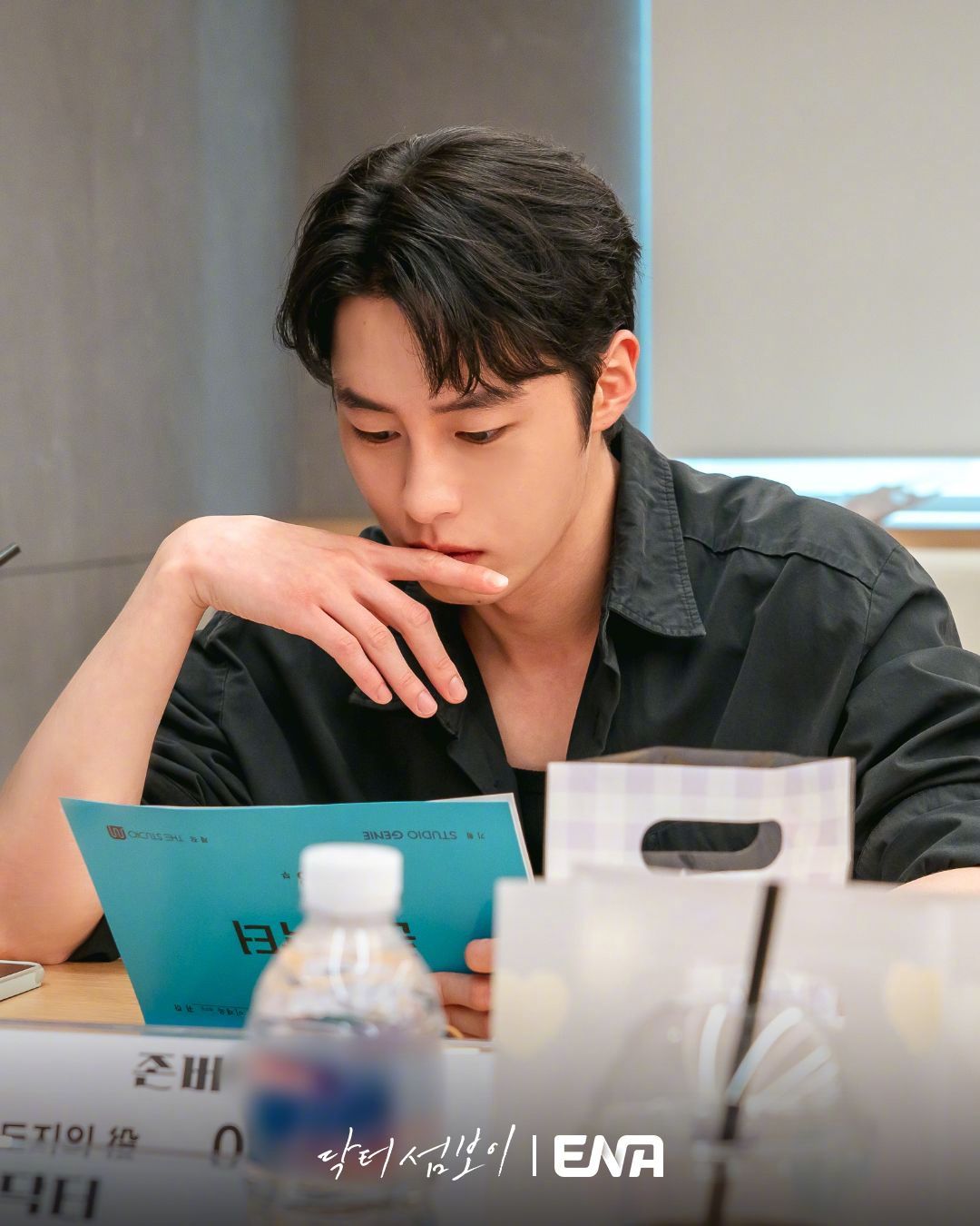 韩剧官宣李宰旭辛叡恩洪民基李秀卿主演ENA新月火剧医生岛男公开剧本研读照，6