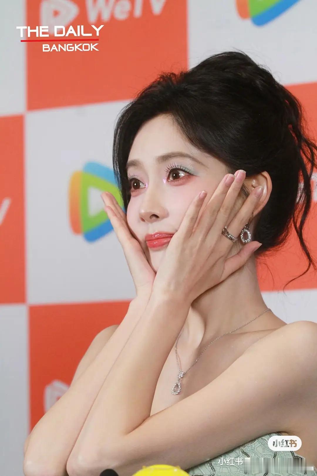 孟子义真的好美萌！抗住了外媒镜头！不得不说红气养人，真的很完美的骨相