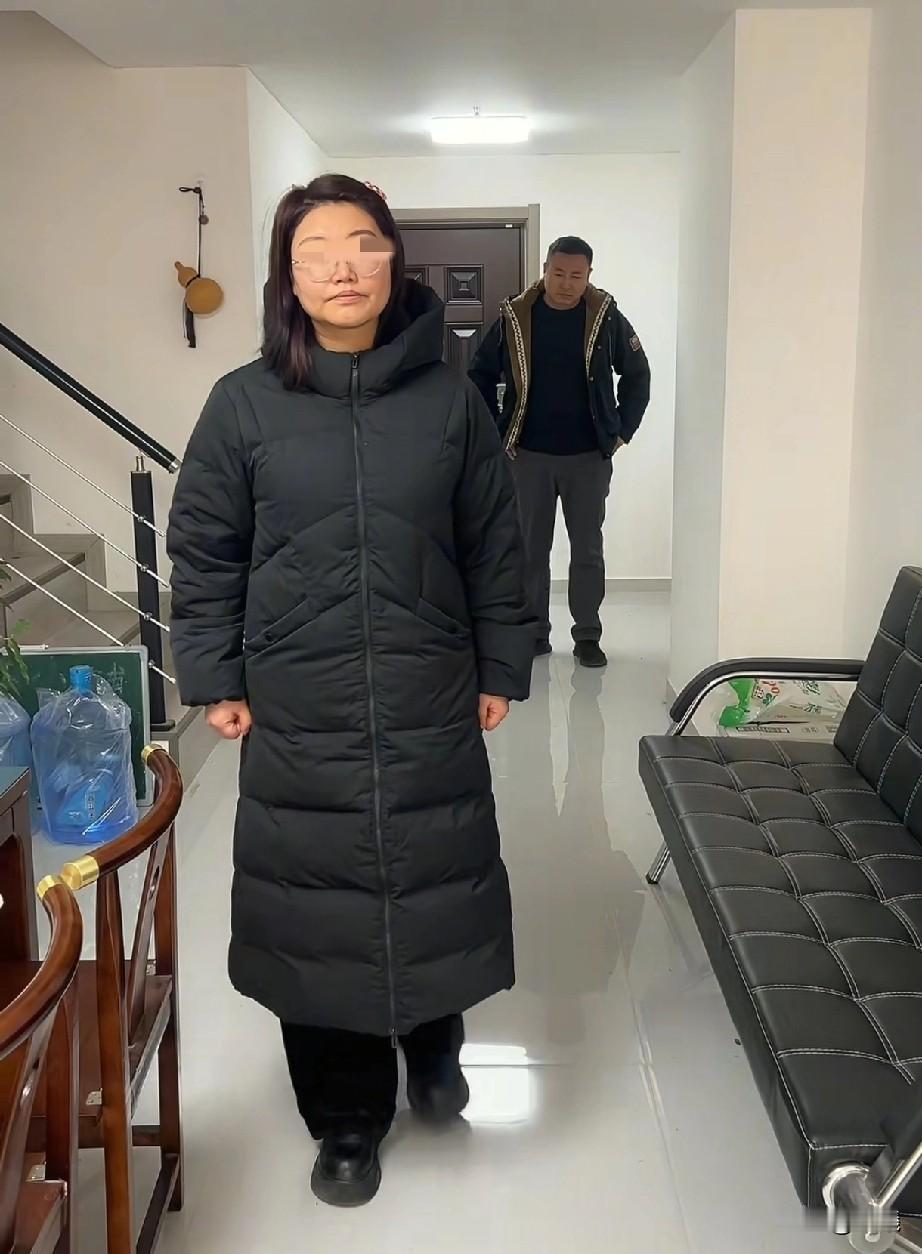 看哭了！女主人独自迈出八步，戳中很多人的泪点。夫妻两人并排站着，考官出题，说