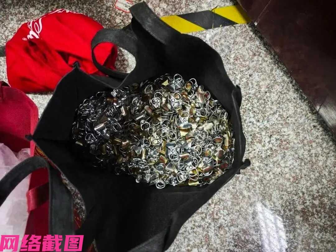 浙江温州有男子喜欢喝酒，但男子还是个有想法的人，竟然想出伪造酒厂家做的再来一瓶的