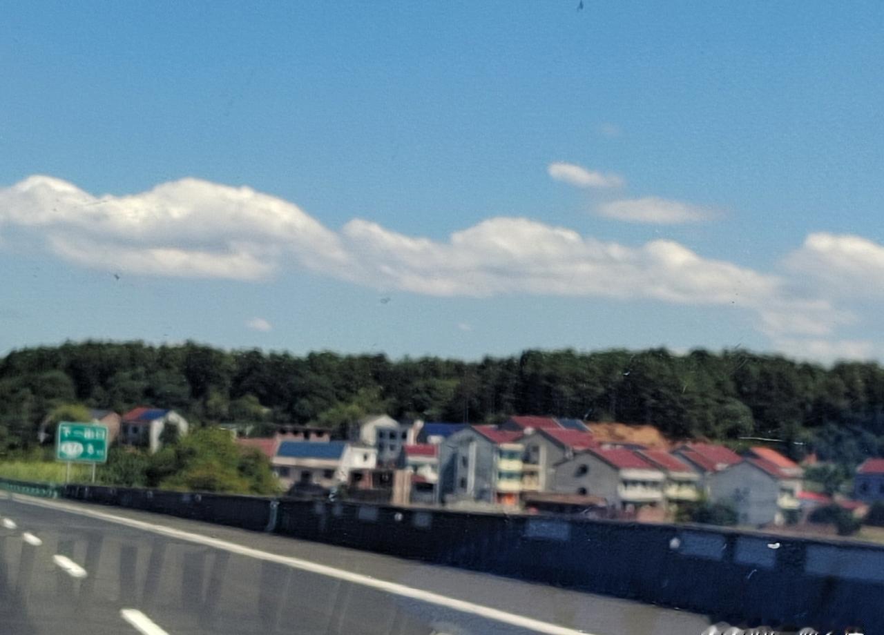 空姐、律师、原配，三个人把婚姻玩成跨国项目。最新国籍法兜底：娃生在海外，只要