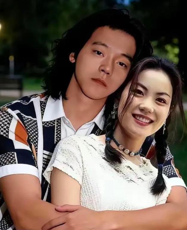 王菲那时还是黑豹键盘手栾树的对象，跑去探班，结果看中了主唱窦唯，就这一下，乐队直