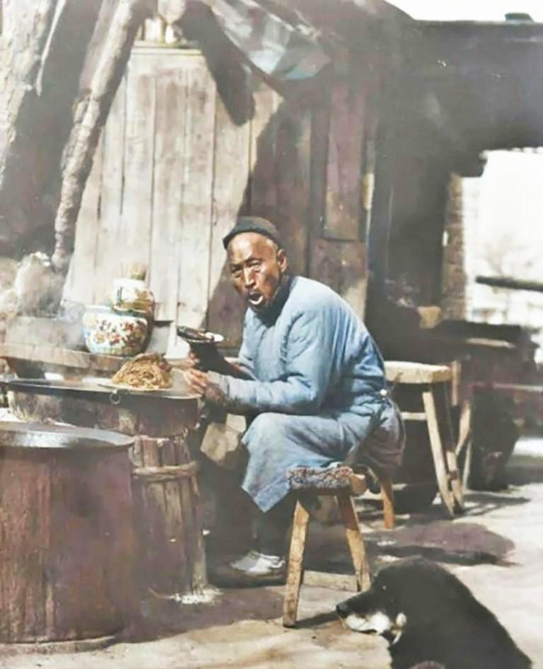 这是一张清朝末年外国摄影师，在辽宁奉天（今辽宁沈阳）街边小吃摊，拍摄的纪实老照片