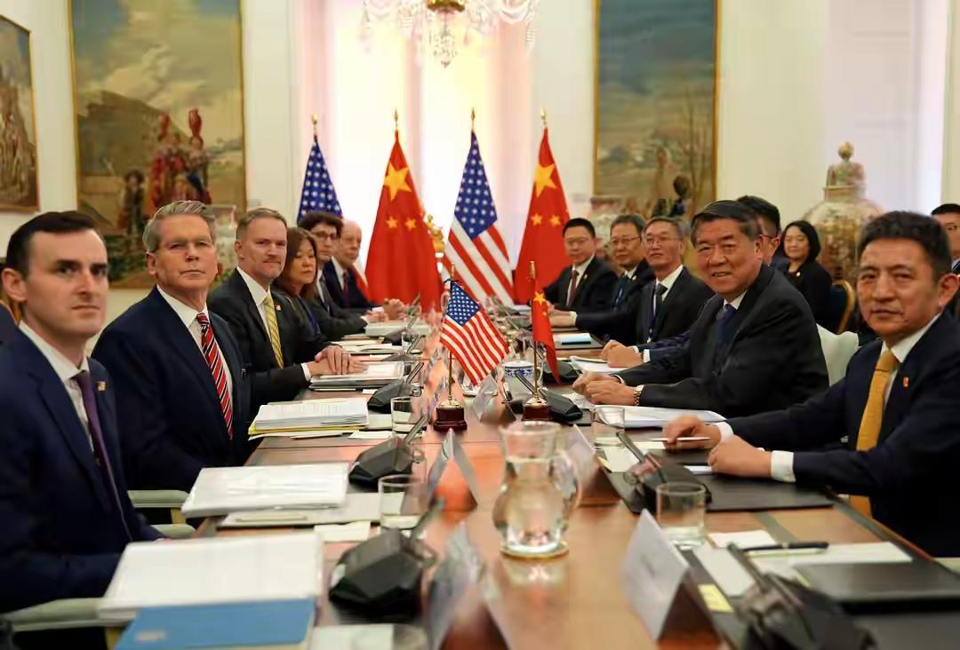 从镜头里，看马德里会谈。正式会谈前，双方一落座，从媒体拍到的照片，可以看出两边