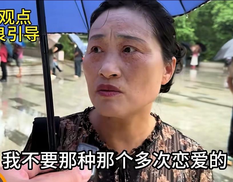 深圳阿姨为93年出生的儿子去相亲，在相亲市场，阿姨说:现在的女性，心比天高，命比