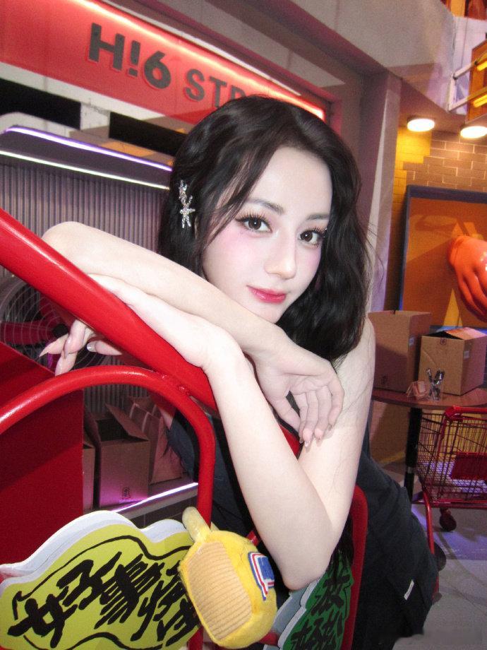 不是，看这俩人走路谁不迷糊啊，我现在已经确诊为迪丽热巴陈星旭走路粉了，能不能让他