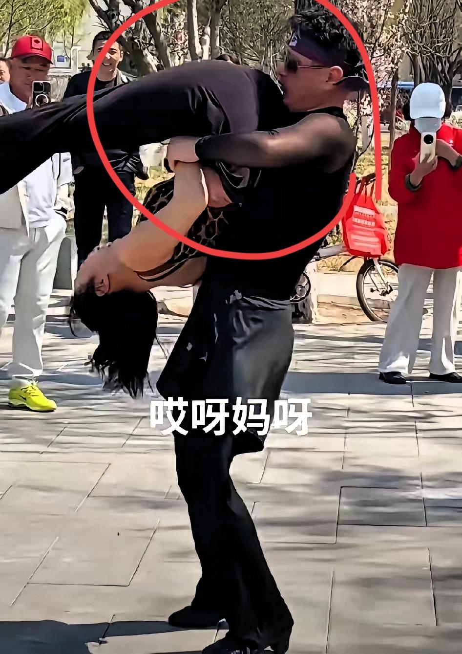 舞台上意外频发，这一幕真的让人又尴尬又想笑！一对舞者表演高难度托举倒立，没想到出