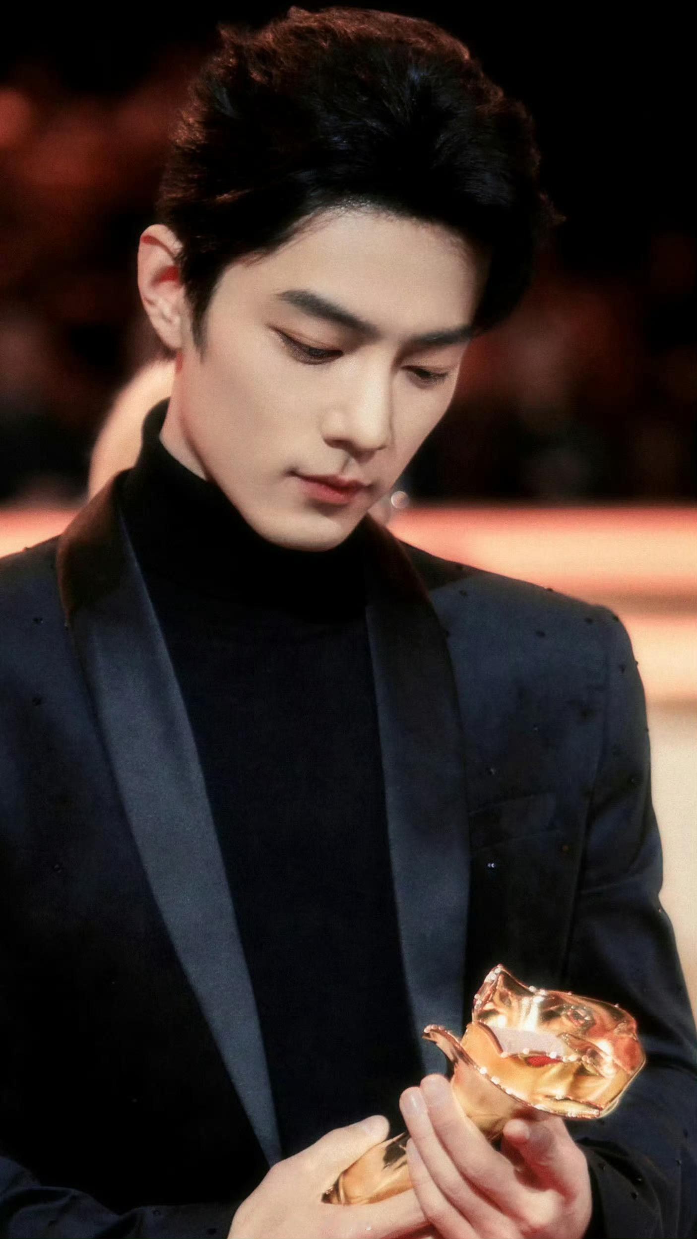 好伟大的一张脸！多看帅哥可以长寿呀！肖战◎肖战微博之夜