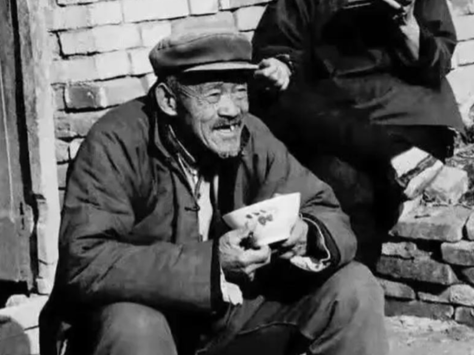 1947年，一名地主趁敌人聊天时，把绑在树上的地下党放走，新中国成立后地主被抓，
