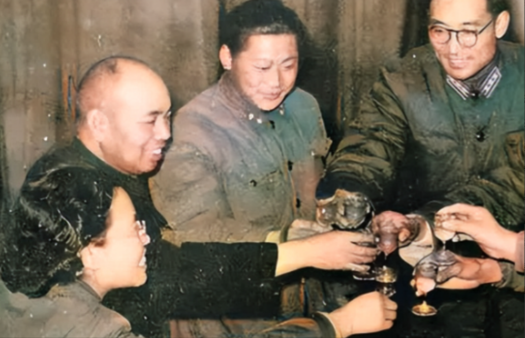 1955年，许世友喝得正高兴时，接到了北京打来的电话，他显得有些不悦，冷冷地说：
