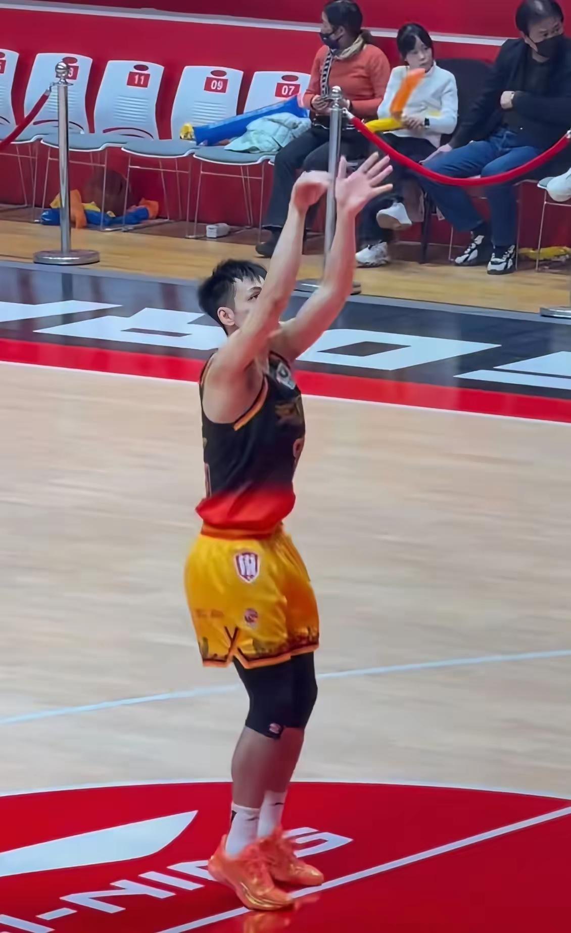 CBA江苏对阵青岛，新秀庞峥麟这场球进攻欲望不强，没有以前的火力十足，即使面对空