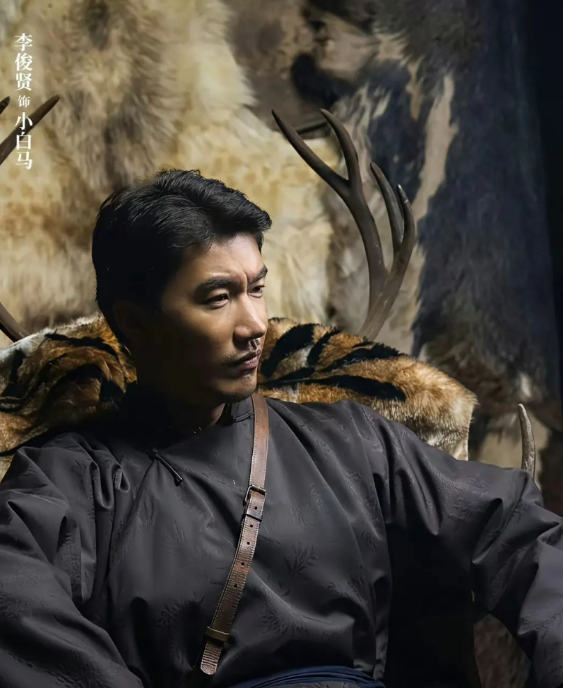有人说《归队》这部剧里高云虎这个演员长得最帅，小白马也长得秀气，但不如高耐看……