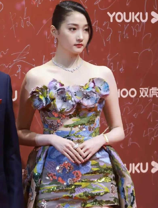 关晓彤真的把感情的事看得很淡，和鹿晗分手那么久，一点不动声色，不喜形于色只不过