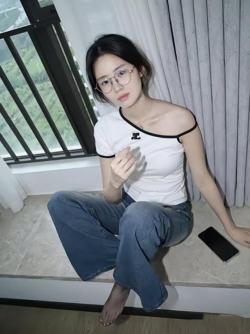 窗边小憩，悠闲时光，静享美好。