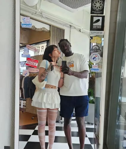 这名女子高兴的和黑人男友自拍，并将照片发至网络上。从女子的打扮来看，她不是一