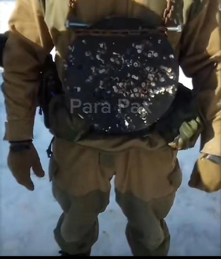 事实证明，铁板才是最好的防弹装置，缺点是太重。最近俄乌战场一则短视频火了，俄