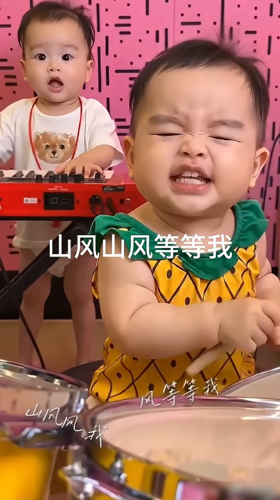 汪小菲刷着粉丝发来的二创视频，突然扭头跟筱梅来了一句：咱家官旗那帮人，真不如姨姨们会整活。画面里全是