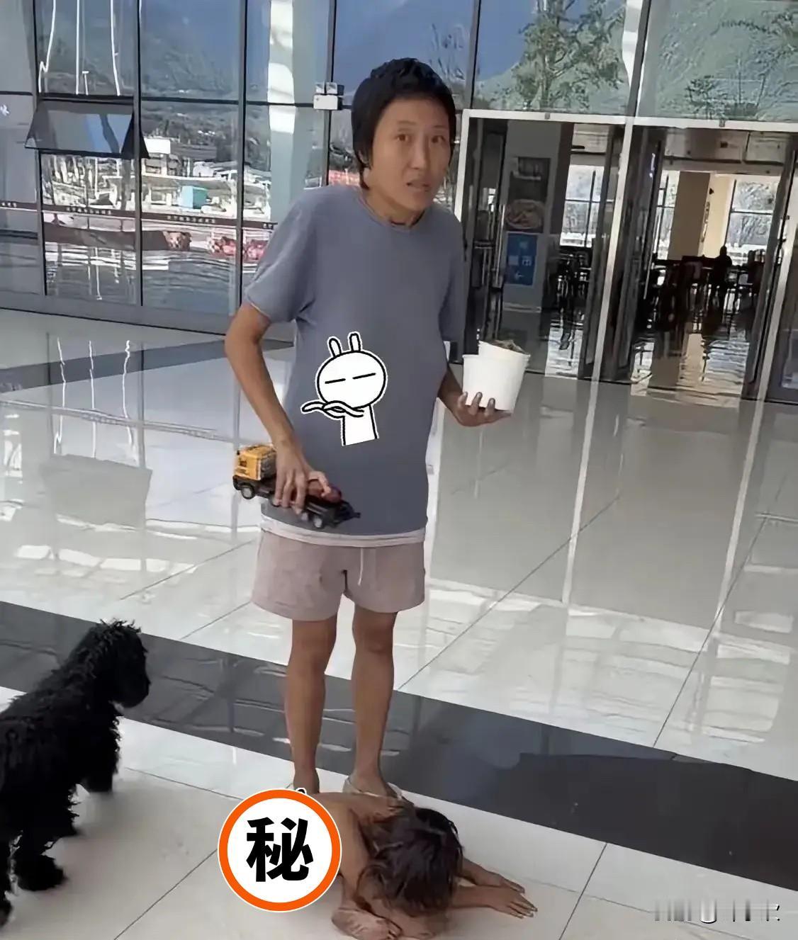 有没有发现，这个野人小孩的妈妈看上去似乎也有异样，除了那惊慌失措的表情，更奇